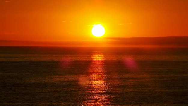 Malowniczy widok morza o zachodzie słońca