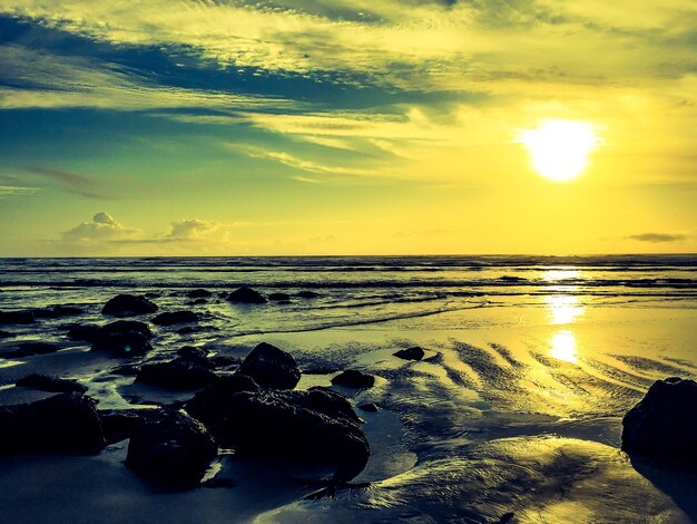 Zdjęcie malowniczy widok morza o zachodzie słońca