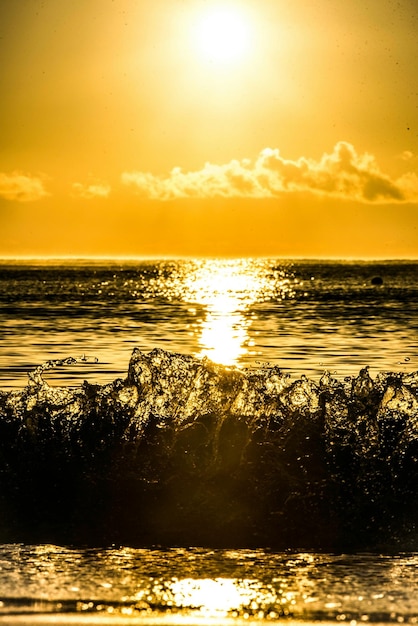 Malowniczy widok morza przy zachodzie słońca