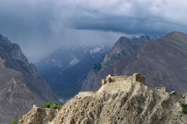 Malowniczy widok na fort Baltit w dolinie Hunza, Karimabad, autostrada Karakorum, Pakistan