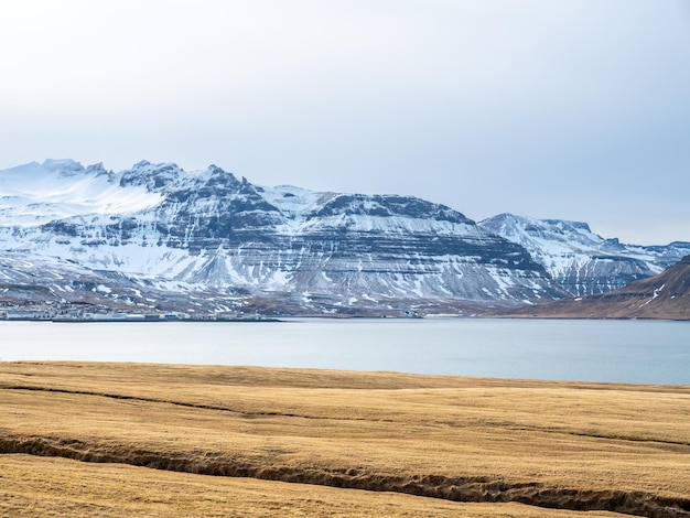 Malowniczy widok na górę Kirkjufell w sezonie zimowym pod błękitnym niebem na północy Islandii