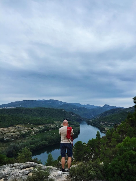 Malowniczy widok na góry na tle pochmurnego nieba