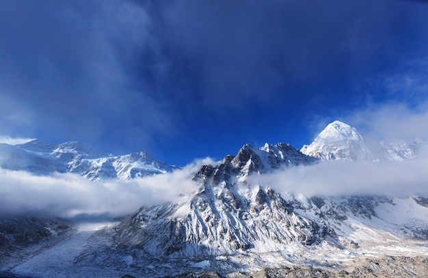 Malowniczy widok na góry, region Kanchenjunga, Himalaje, Nepal.