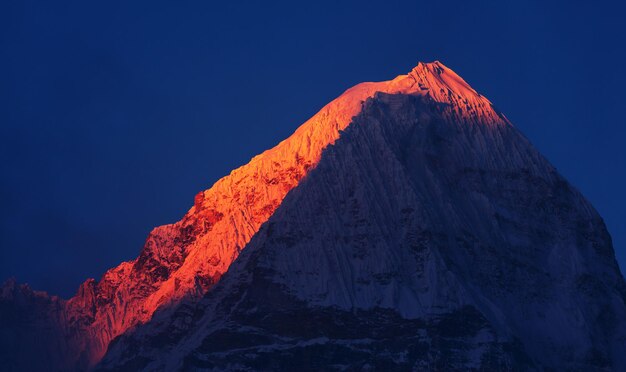 Malowniczy widok na góry, region Kanchenjunga, Himalaje, Nepal.