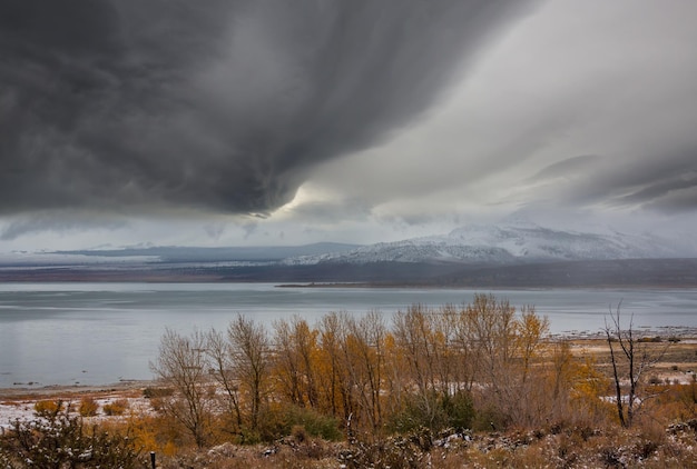 Malowniczy widok na góry Sierra Nevada, krajobraz liści jesienią, Kalifornia, USA