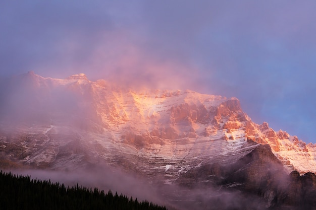 Malowniczy widok na góry w Canadian Rockies w sezonie letnim
