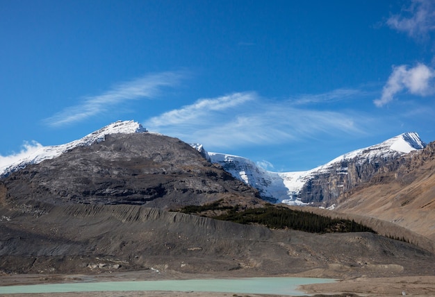 Malowniczy widok na góry w Canadian Rockies