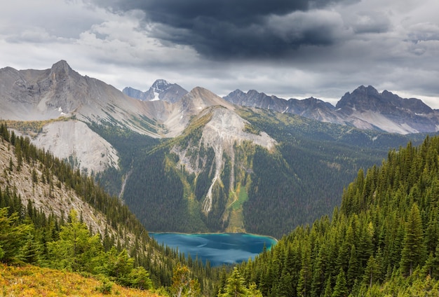 Malowniczy widok na góry w Canadian Rockies