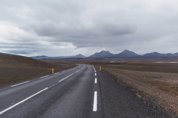 Zdjęcie malowniczy widok na islandzką drogę i piękny areal widok na przyrodę latem