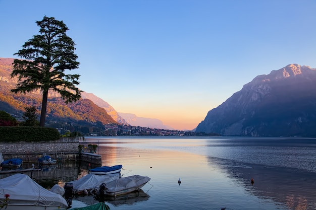 Malowniczy widok na jezioro Como z Mandello del Lario