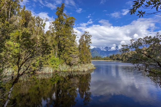 Malowniczy widok na jezioro Matheson w Nowej Zelandii latem