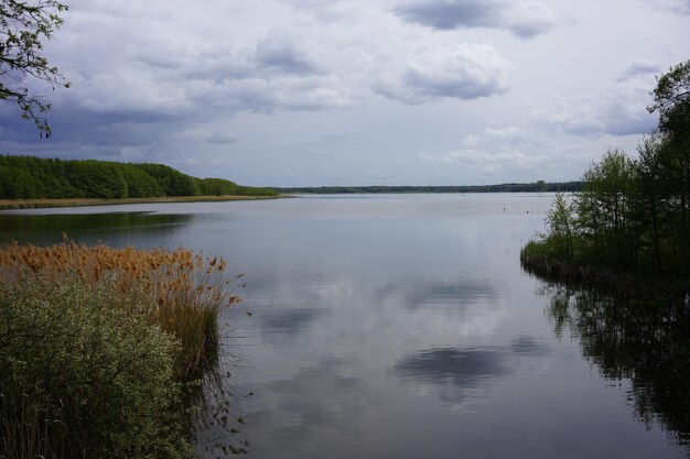 Malowniczy widok na jezioro na tle nieba