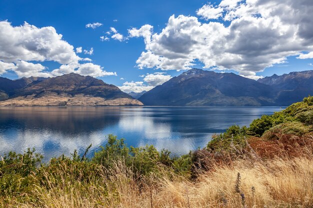 Malowniczy widok na jezioro Wanaka latem