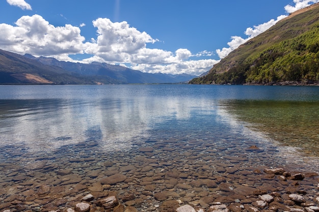 Malowniczy widok na jezioro Wanaka w Nowej Zelandii