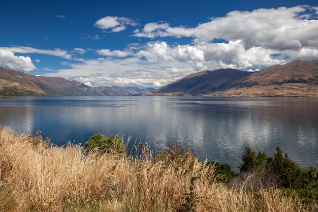 Zdjęcie malowniczy widok na jezioro wanaka