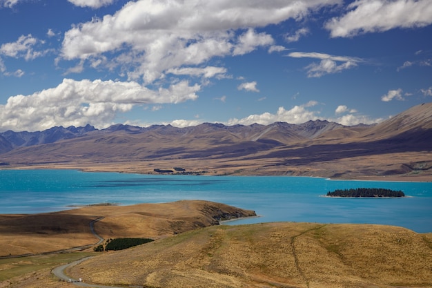 Malowniczy widok na kolorowe jezioro Tekapo w Nowej Zelandii