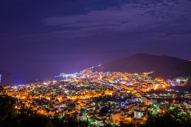 Malowniczy Widok Na Miasto Nocą Ze Szczytu Góry.