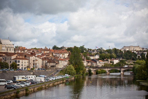 Malowniczy Widok Na Miasto Perigueux We Francji. Krajobraz Z Rzeką Vezere