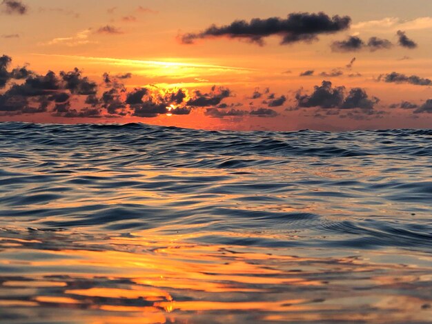 Zdjęcie malowniczy widok na morze na romantycznym niebie przy zachodzie słońca