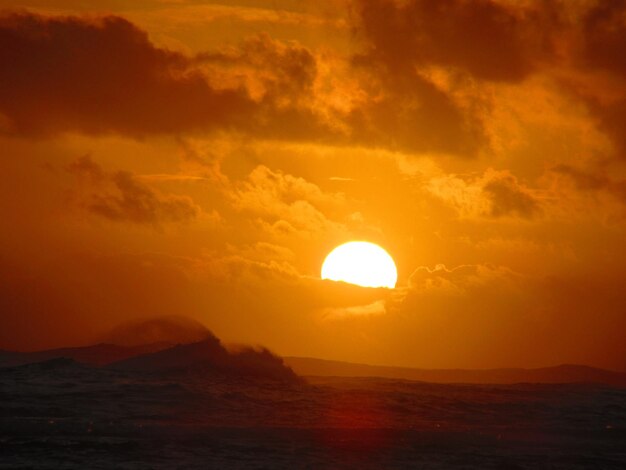 Zdjęcie malowniczy widok na morze na tle dramatycznego nieba podczas zachodu słońca