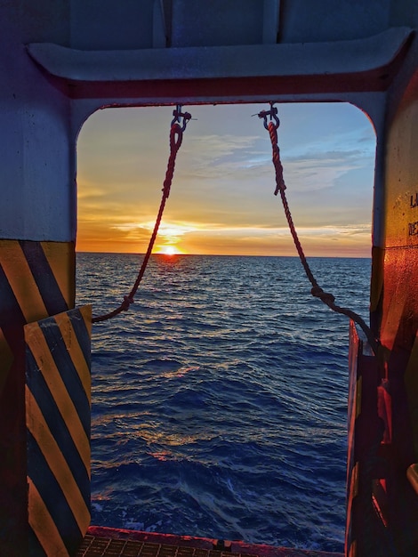 Zdjęcie malowniczy widok na morze podczas zachodu słońca