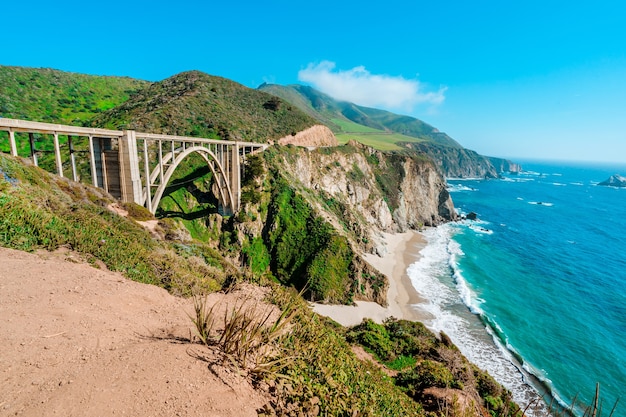 Zdjęcie malowniczy widok na most bixby creek na wybrzeżu big sur w kalifornii