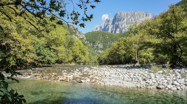 Malowniczy widok na piękno przyrody Voidomatis Vikos rzeka Epir Grecja w pobliżu Parku Narodowego Vikos Gorge