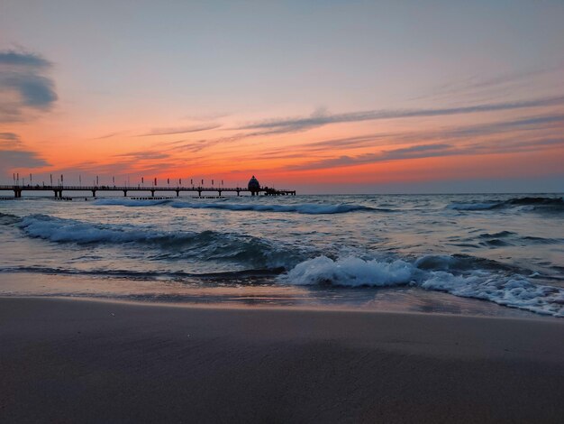 Malowniczy widok na plażę na tle nieba podczas zachodu słońca