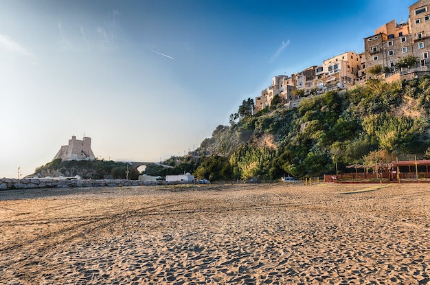 Malowniczy widok na plażę Sperlonga, nadmorskie miasteczko w prowincji Latina we Włoszech, mniej więcej w połowie drogi między Rzymem a Neapolem