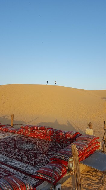 Zdjęcie malowniczy widok na pustynię na jasnym niebieskim niebie