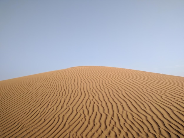 Malowniczy widok na pustynię na tle czystego nieba