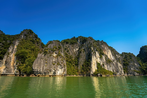 Malowniczy widok na skalną wyspę w zatoce HaLong Wietnam Azja Południowo-Wschodnia wpisane na Listę Światowego Dziedzictwa UNESCO Górskie wyspy w zatoce Ha Long Piękny krajobraz Popularny azjatycki punkt orientacyjny słynny cel Wietnamu