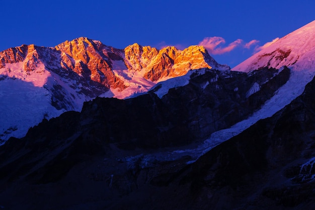 Malowniczy widok na szczyt Kanczendzonga o zachodzie słońca, Himalaje, Nepal.