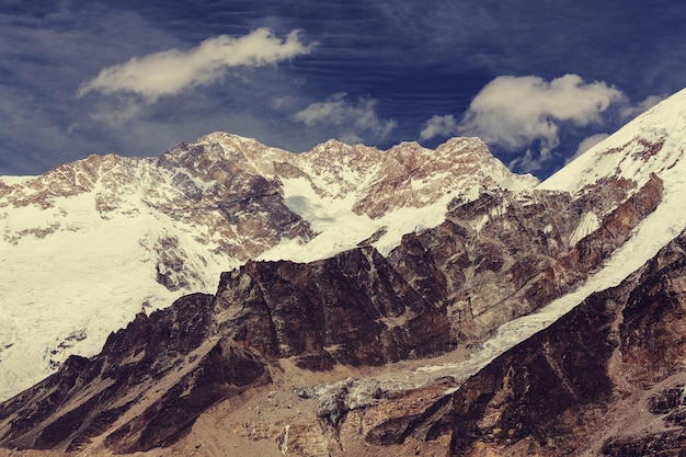 Malowniczy widok na szczyt Kanczendzonga o zachodzie słońca, Himalaje, Nepal.