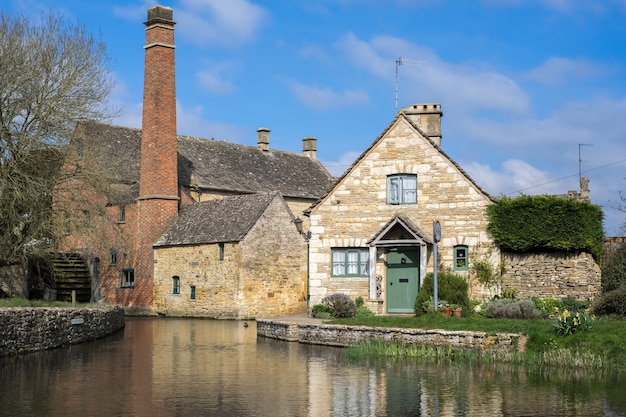 Malowniczy widok na wioskę Lower Slaughter w Cotswolds