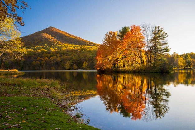 Malowniczy widok Peaks of Otter Lake jesienią w piękny słoneczny dzień w Wirginii w Stanach Zjednoczonych