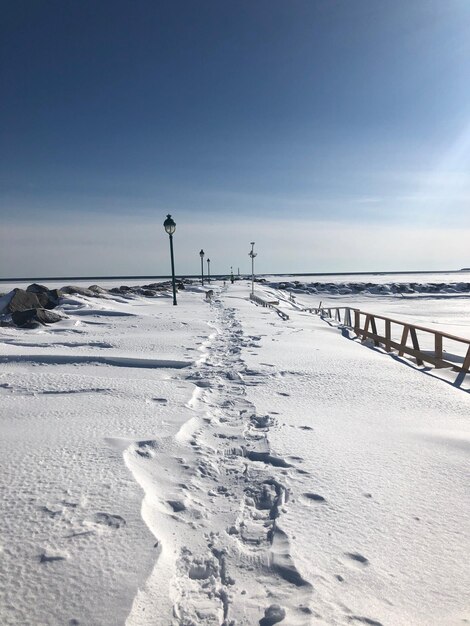 Zdjęcie malowniczy widok plaży na tle nieba w zimie