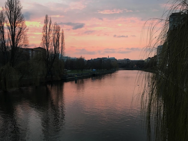 Malowniczy widok rzeki na tle nieba o zmierzchu