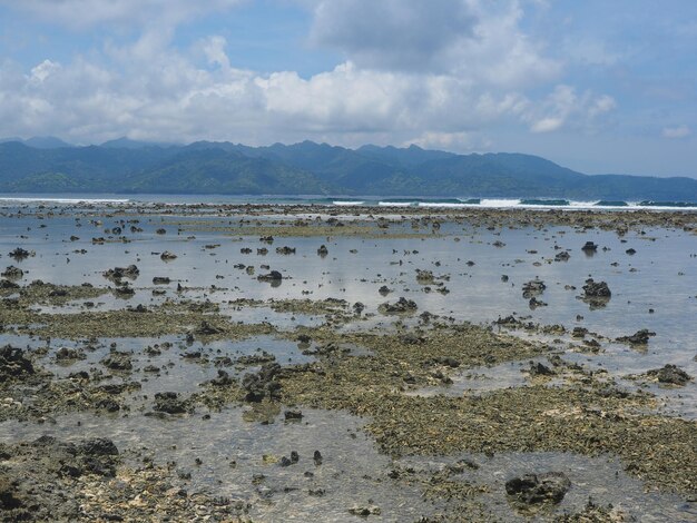 Malowniczy widok skalistej plaży na chmurnym niebie na wyspie Lombok
