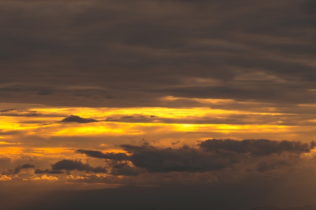 Malowniczy widok sylwetki gór na tle nieba podczas zachodu słońca i wiązki