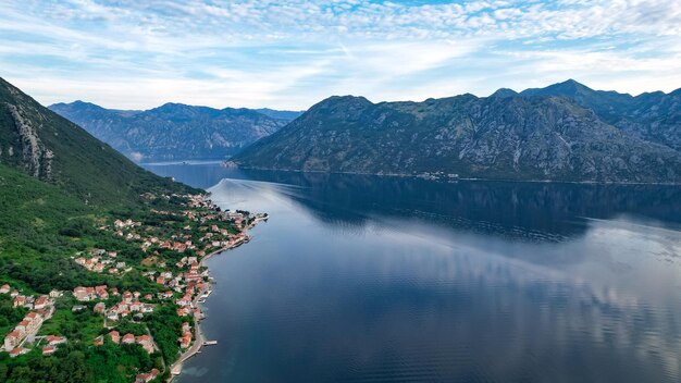 Malowniczy Widok W Słoneczny Dzień Na Boko Kotor Bay Czarnogóra