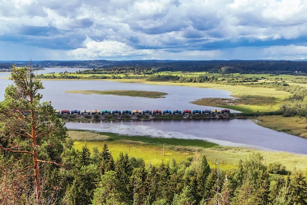 Malowniczy widok z góry na zatokę w Karelii Północna przyroda Podróżowanie po Rosji