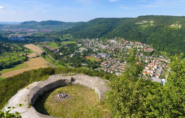 Zdjęcie malowniczy widok z zamku hohenurach w pobliżu starego miasta bad urach w niemczech