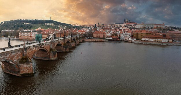 Malowniczy wiosenny panoramiczny widok z lotu ptaka architektury molo starego miasta