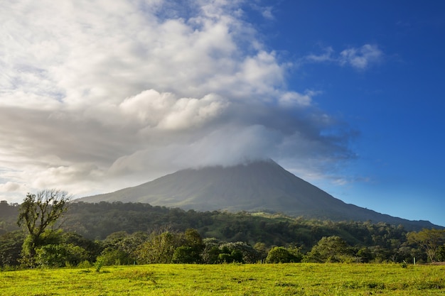 Malowniczy wulkan Arenal w Kostaryce w Ameryce Środkowej