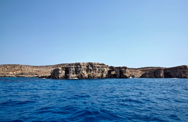Malta, wyspa gozo, widok na południową skalistą linię brzegową wyspy