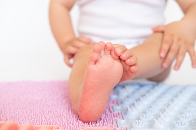 Maluch dziecko mata do masażu stóp ćwiczenia na nogi masaż ortopedyczny dywan profilaktyka płaskostopie i palucha koślawego masaż ortopedyczny puzzle maty podłogowe dla rozwoju dzieci