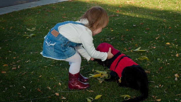 Maluch dziewczyna w parku jesień.