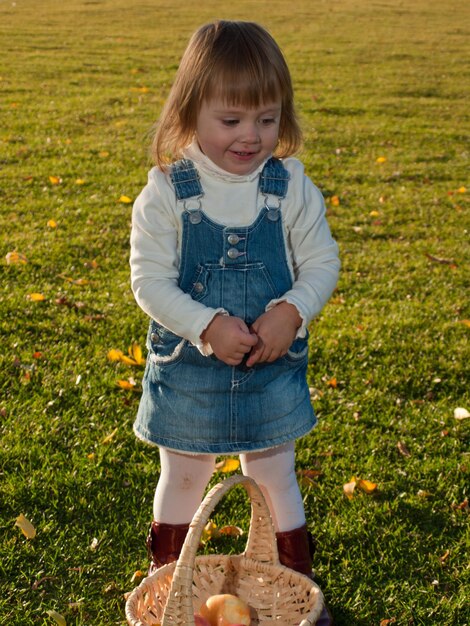 Maluch dziewczyna w parku jesień.