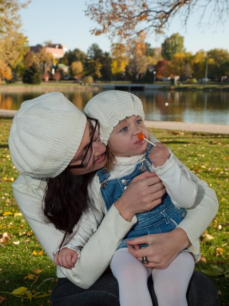 Maluch dziewczyna z matką w jesiennym parku.